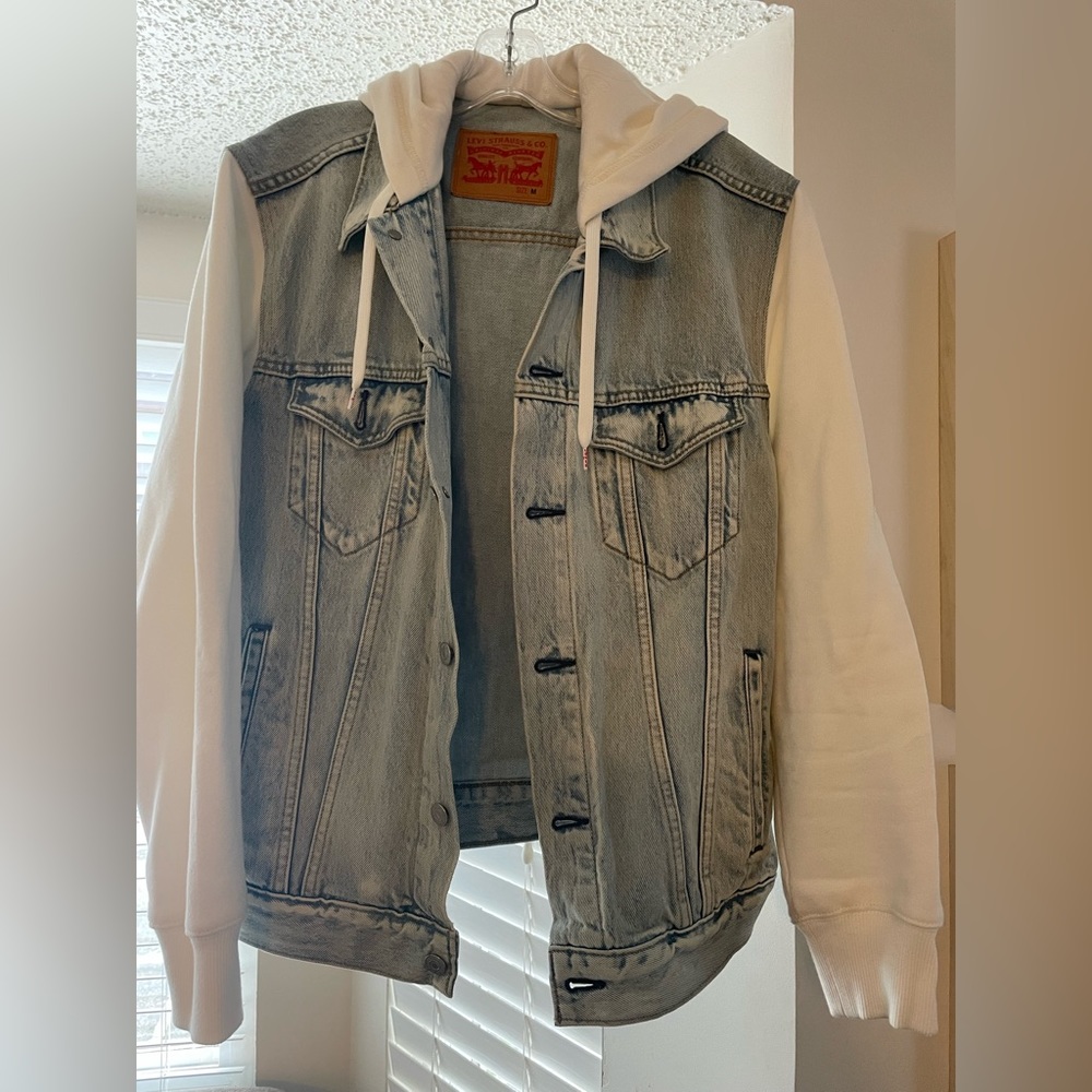Casual Levi’s denim and cotton hoodie, light denim blue and off white, button up